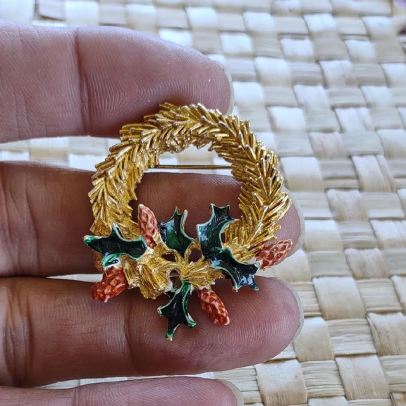 Roma Vintage Gold Tone and Green Wreath Brooch - Picture 1 of 3